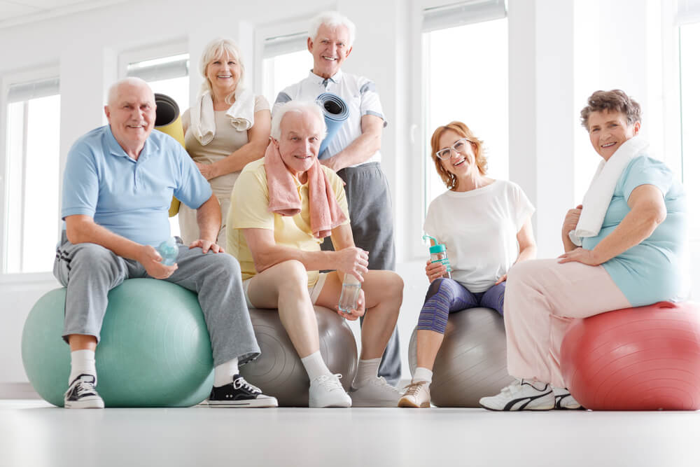 Senioren auf Gummibällen beim Sport