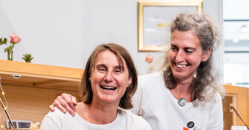 Die Trauerbegleiterinnen Verena Brunnbauer und Nicole Honeck lachen gemeinsam