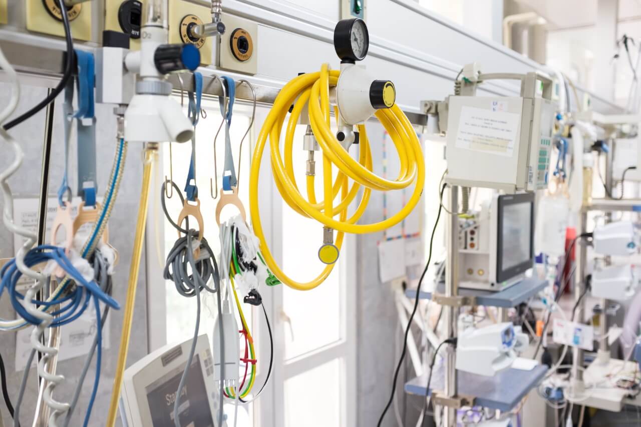Schläuche von medizinischen Geräten im Krankenhaus