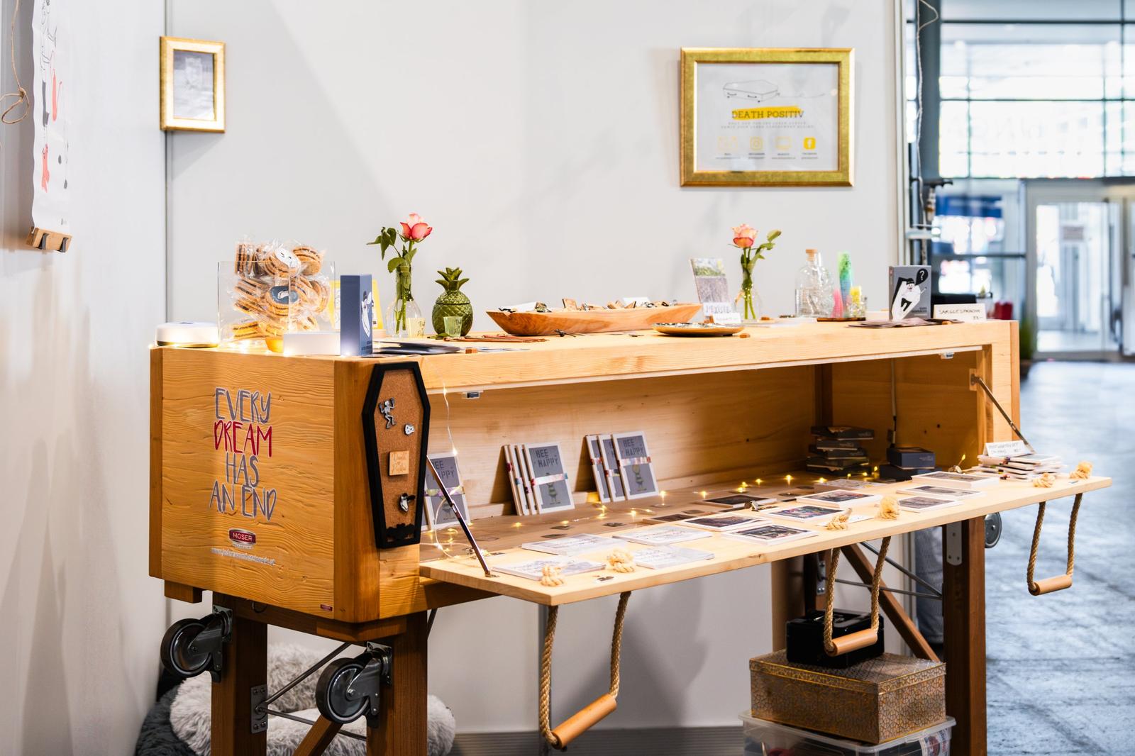 Mobile Sargbar aus Holz mit Spielkarten, Rosen und „Every Dream Has An End“-Schriftzug
