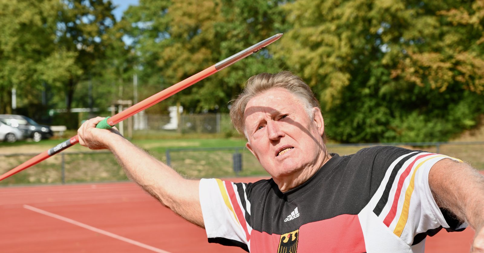 Reiner Görtz im Deutschland-Trikot beim Speerwurf auf der Tartanbahn