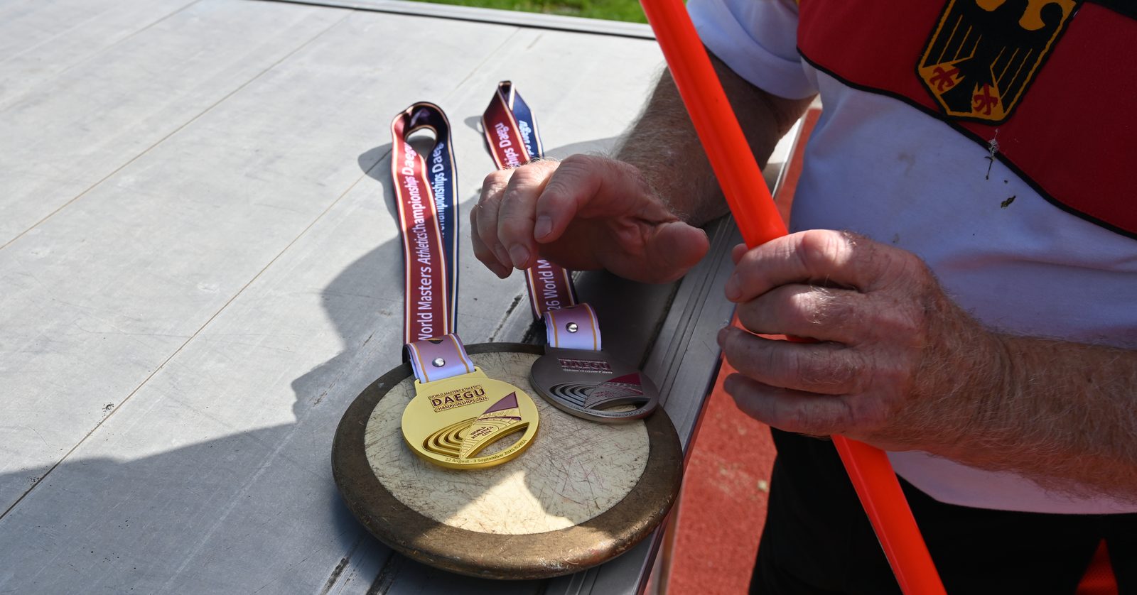 Gold- und Silbermedaille der World Masters Athletics Championships Daegu 2026 auf einem Diskus