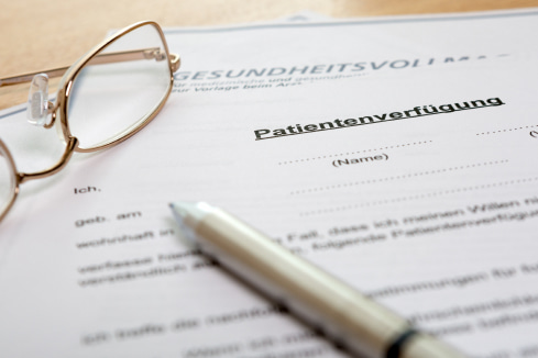 Patientenverfügung: Beispielbild eines Dokuments auf einem Schreibtisch
