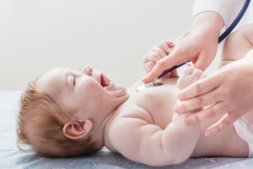Baby wird untersucht