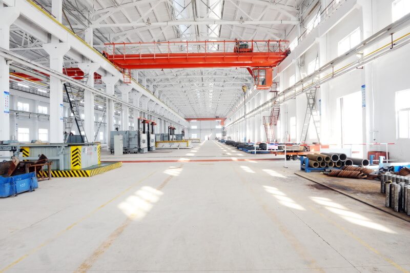 Werkshalle oder Fabrikhalle in Weiß mit großem Traversenkran