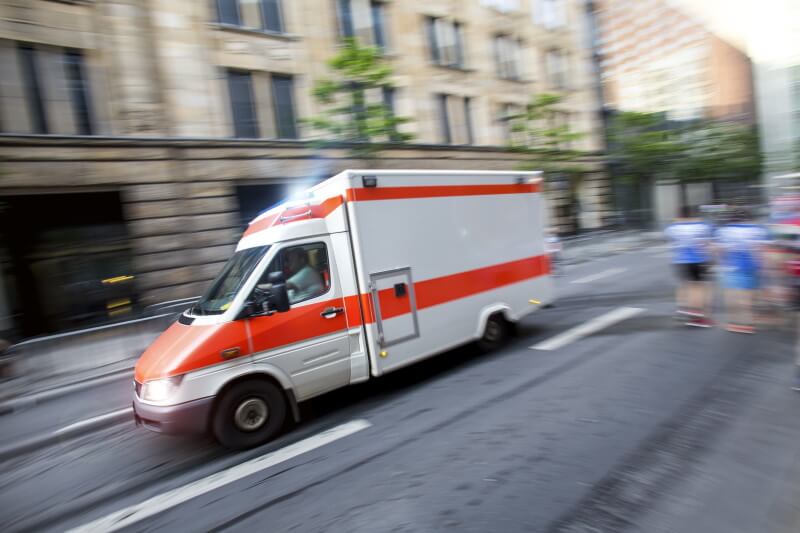 Krankenwagen fährt mit Blaulicht auf Straße