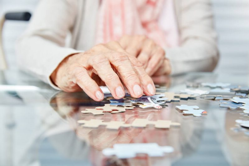 Seniorin puzzelt