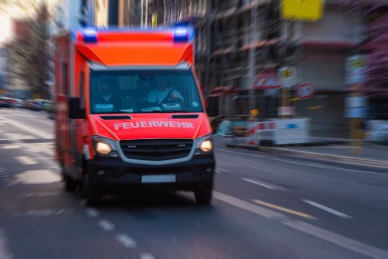 Rettungswagen kommt angefahren