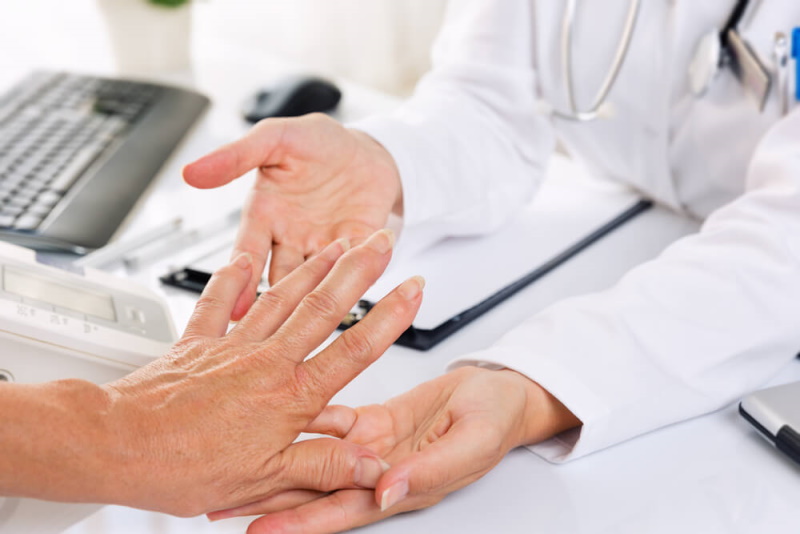 Arzt untersucht Gelenk bei Verdacht auf Arthritis