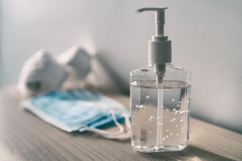 Hygienemittel: Seife und Atemschutz auf einem Tisch