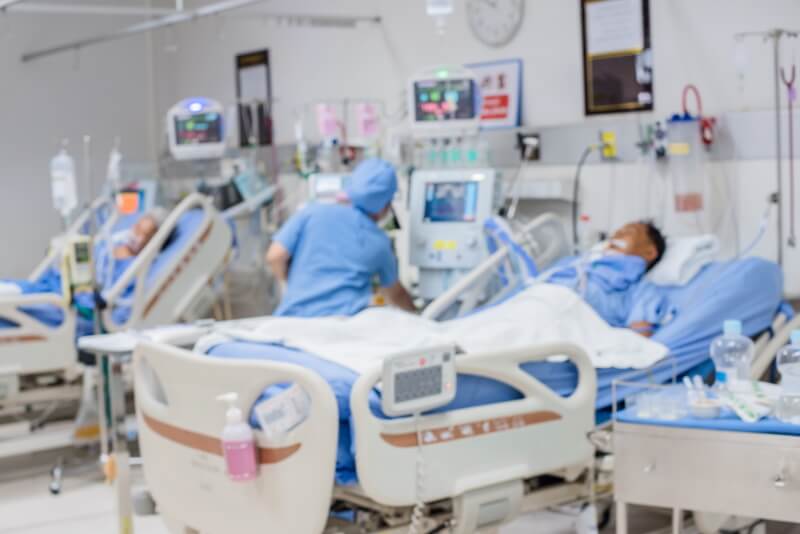 Intensivstation: Patienten in Betten werden ärztlich betreut