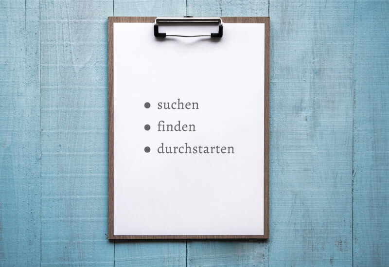 Klemmbrett mit Stichpunkten: Suchen, finden, durchstarten