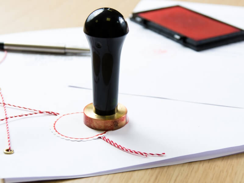 Ein Dokument mit Stempel, öffentlichem Siegel und Heftschnur