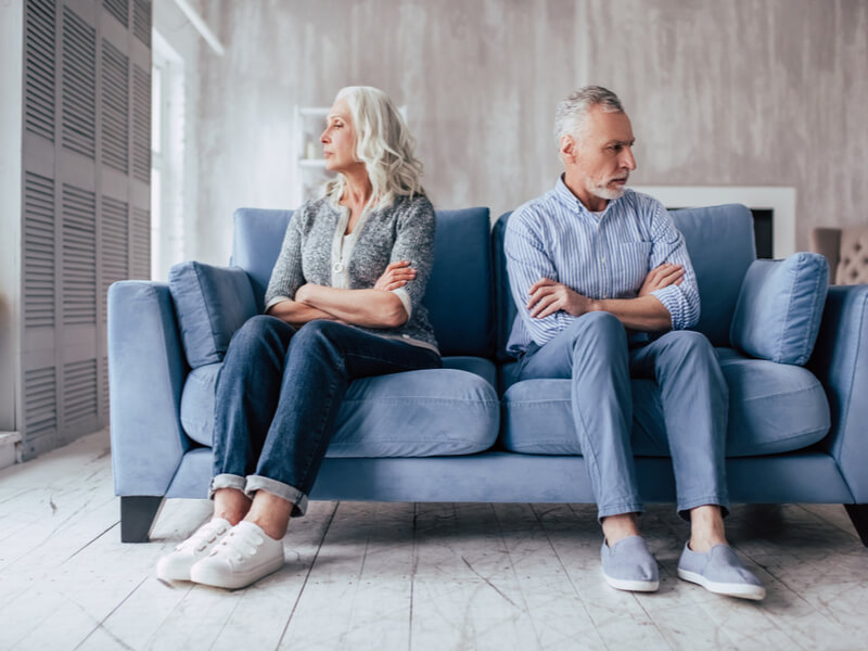 Versorgungsausgleich bei Scheidung: Unglückliches Ehepaar auf einer Couch
