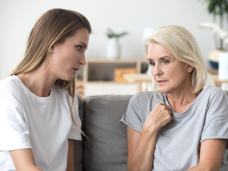 Mutter spricht mit Ihrer Tochter über Patientenverfügung