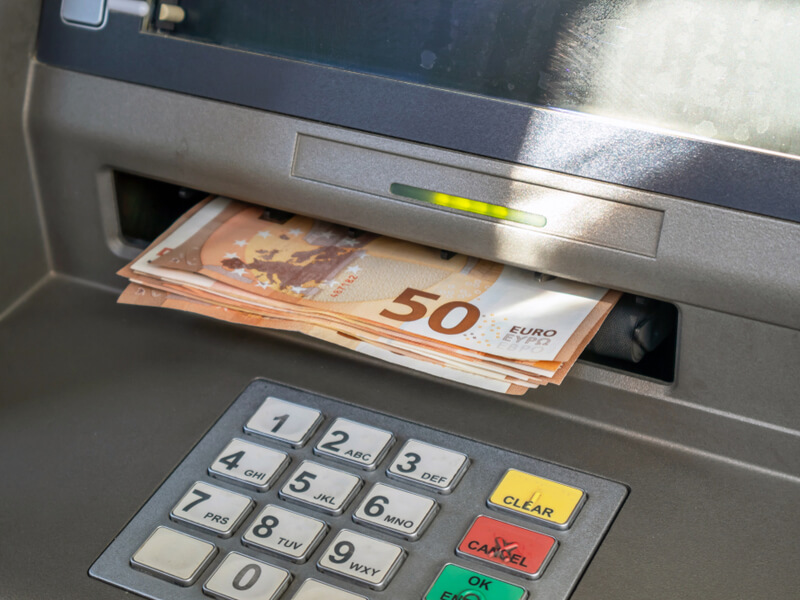 Geld aus dem Geldautomaten